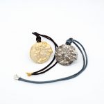 colgante de plata y oro conmemorativo de Down Madrid