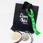 Embalaje y colgante de plata y oro conmemorativo de Down Madrid