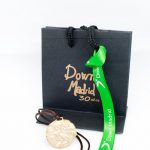 Embalaje y colgante de oro conmemorativo de Down Madrid