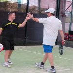 Dos personas jugando al p&aacute;del una con s&iacute;ndrome de Down