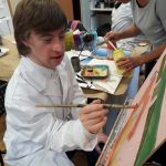 Joven con s&iacute;ndrome de Down pintando su obra para el concurso internacional de pintura de Down Madrid